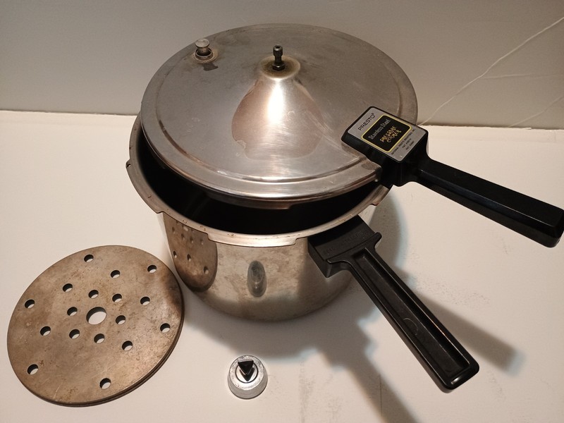 Vintage Presto 6 Qt Pressure Cooker