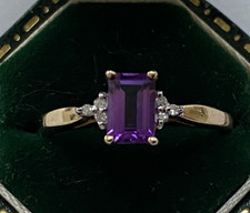 BEAUTIFUL 9CT YELLOW GOLD AMETHYST & DIAMOND RING SIZE K - EMERALD CUT STONE