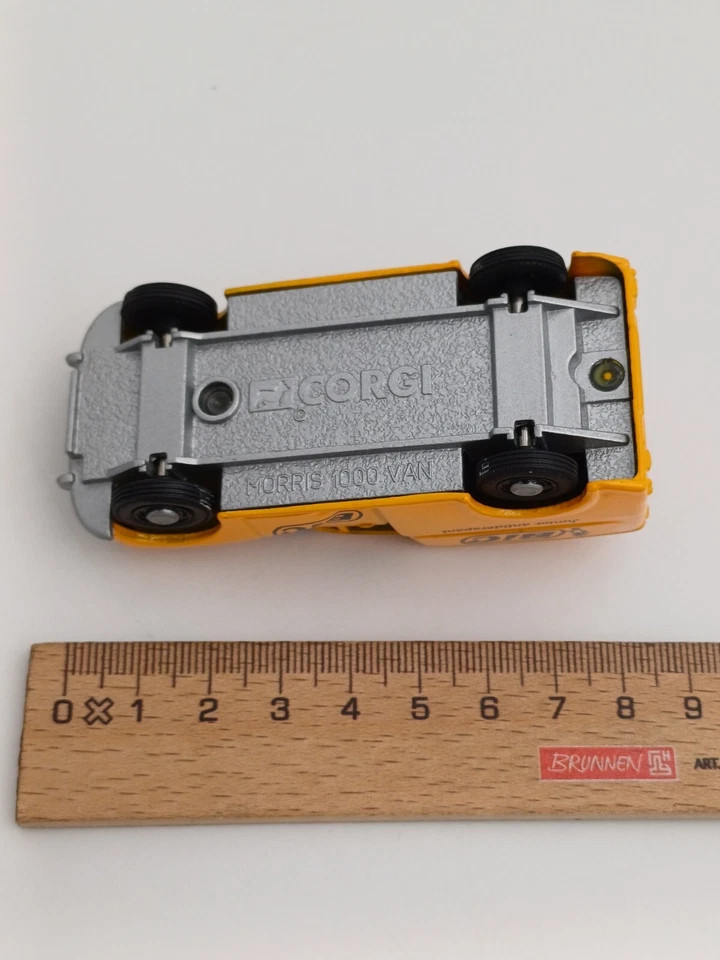 CORGI MORRIS MINOR VAN PUBBLICITARIO BIC  - MODELLINO 1:43 + pagine ILLUSTRATE - Immagine 2 di 4