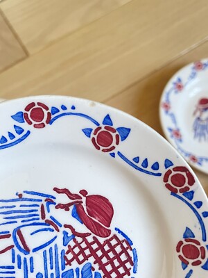 Partie De Dinette En Faïence - Décor Pochoir "Femme Au Chapeau" - Assiette Miniature