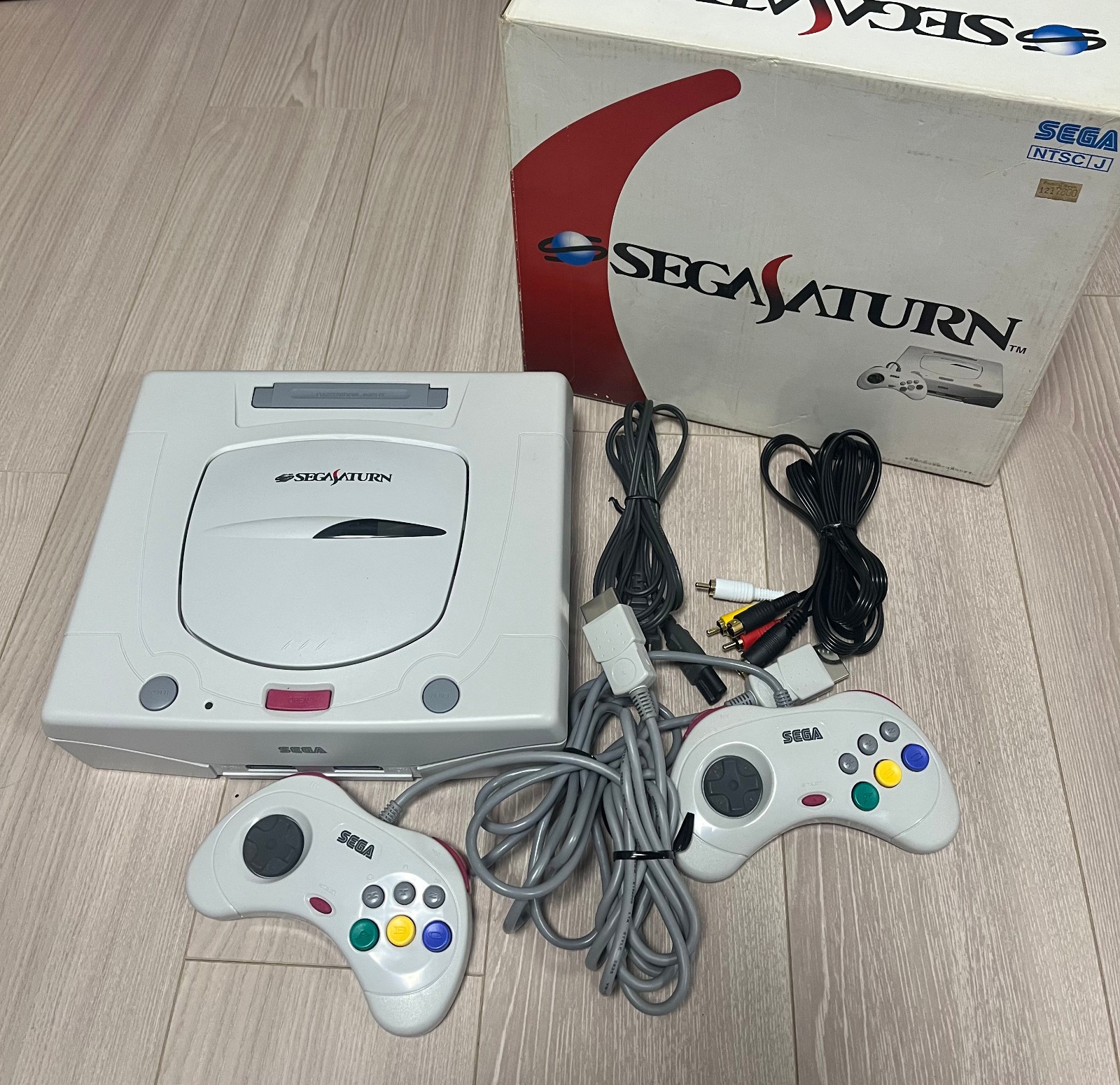 Sega Saturn Console White 2 Controllers with box very good condition From JAPAN