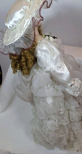 BAMBOLA VITTORIANA VINTAGE 24 POLLICI PORCELLANA MATRIMONIO con CAPPELLO, supporto e rose e pizzo - Foto 8 di 12