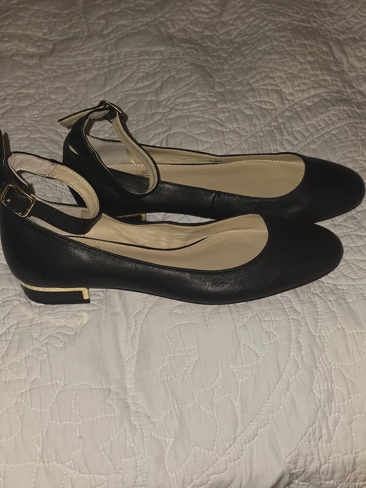 Vince Camuto Cuero Plano Correa al Tobillo, Negro con Borde Dorado Talla 8 Zapatos Sandalias Foto 4 de 4