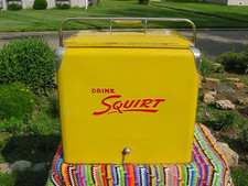 RARE VINTAGE 1950'S METAL DRINK SQUIRT SODA COOLER ICE CHEST SIGN WITH TRAY NICE
