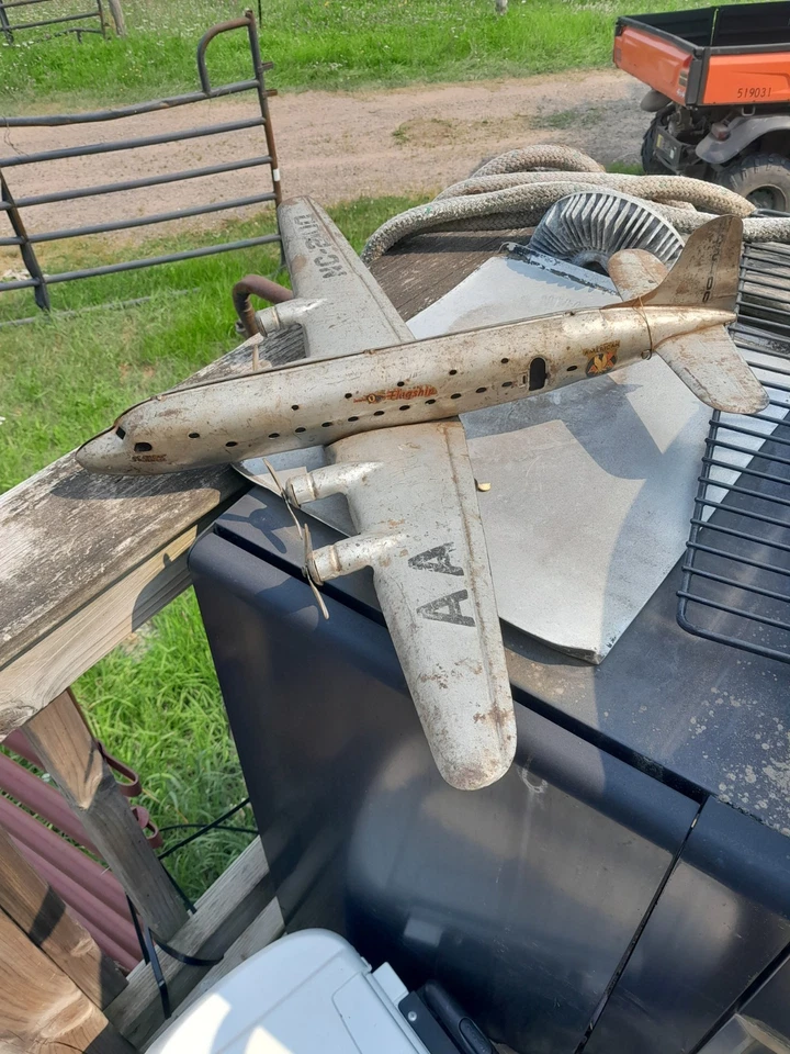 Avión de juguete vintage de American Airways de acero prensado de los años 50 Marx EE. UU. Foto 2 de 4