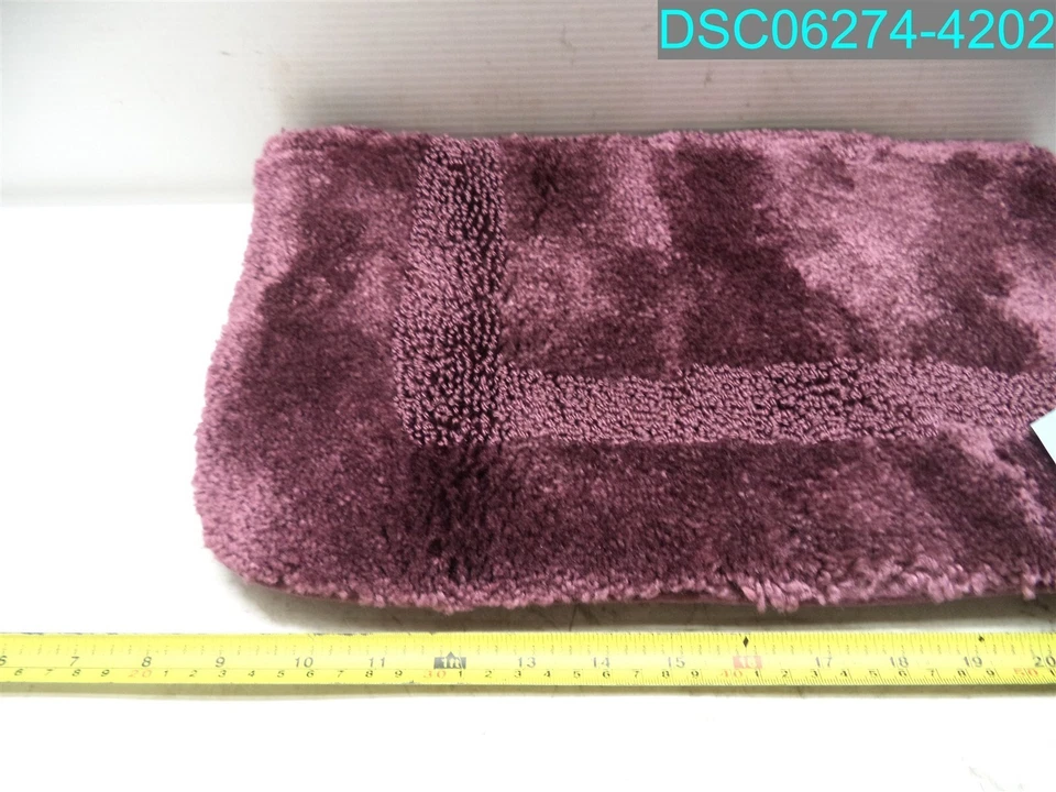 Alfombra de baño lavable a máquina MOHAWK HOME Facet Ciruela 20" x 24" 042694278891 Foto 3 de 4