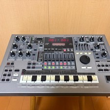Roland MC-505 Groovebox Rhythm Machine con cavo di alimentazione testata e funzionante usata