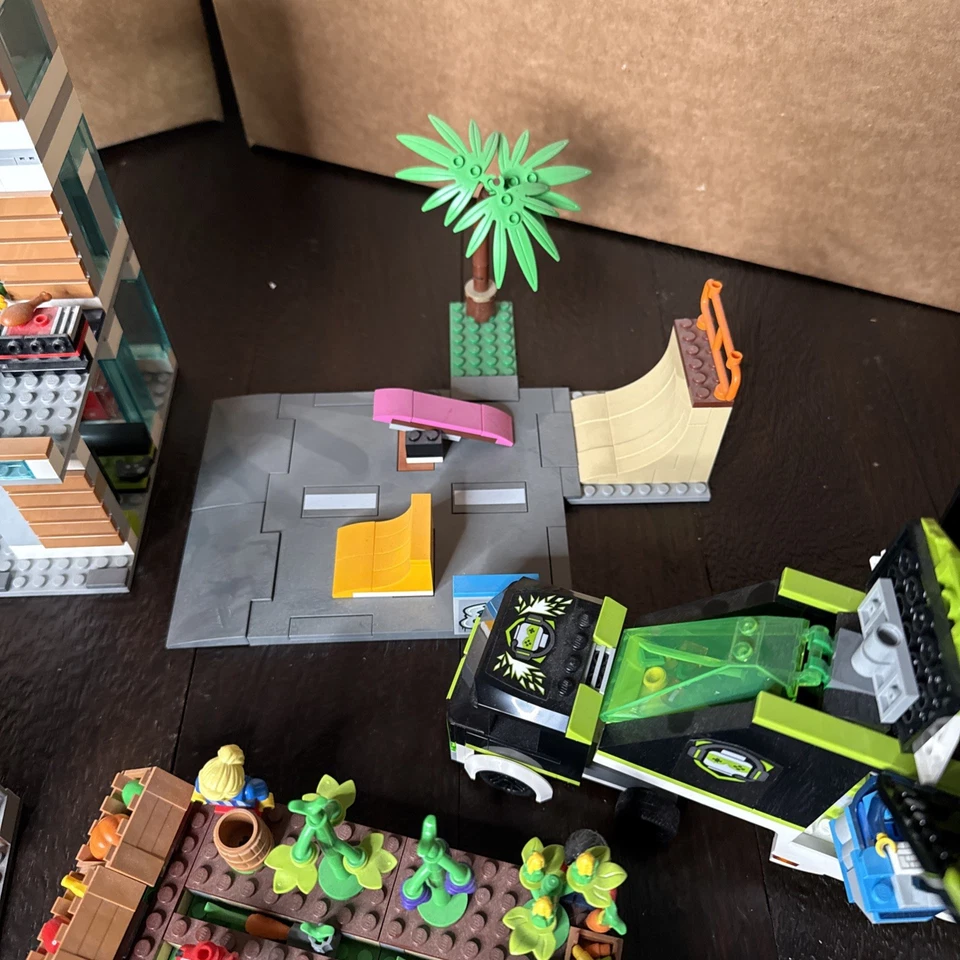 Huge Lego City Lot Gaming Truck, Food Truck Carnival Ride & More - Image 4 of 4