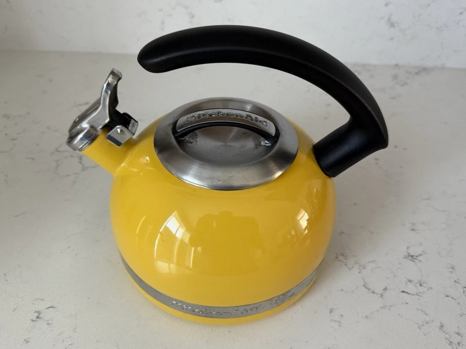 Hervidor de agua vintage Kitchen Aid Citrus Sunrise con mango en C y recorte amarillo Foto 2 de 4