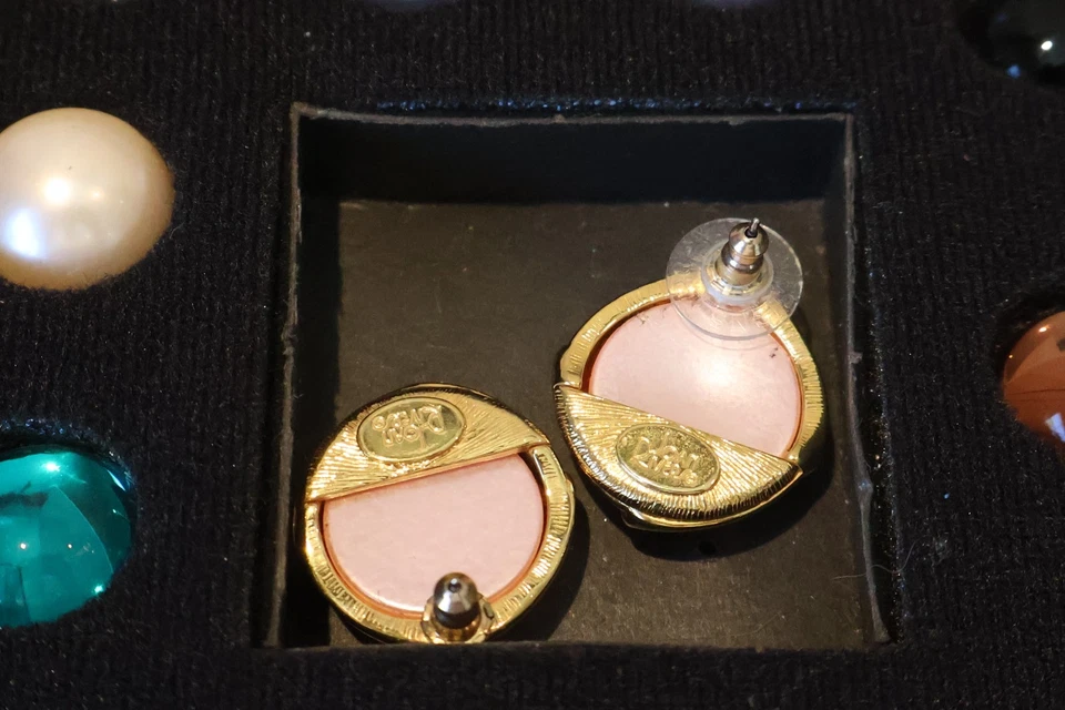 Pendientes Joan Rivers en Caja 10 Pares Intercambiables Colección Clásica Perforados Foto 4 de 4