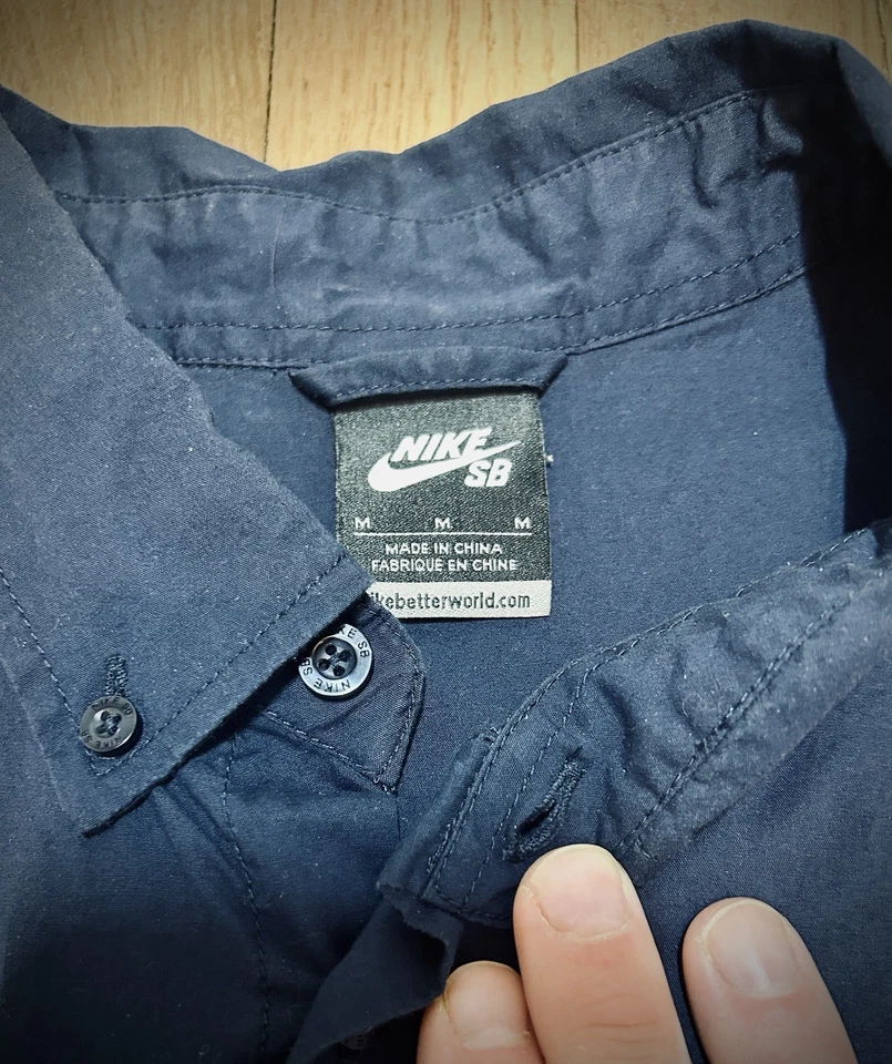 Camisa Nike SB con botones monopatín elástica para hombre mediana azul marino Foto 2 de 4