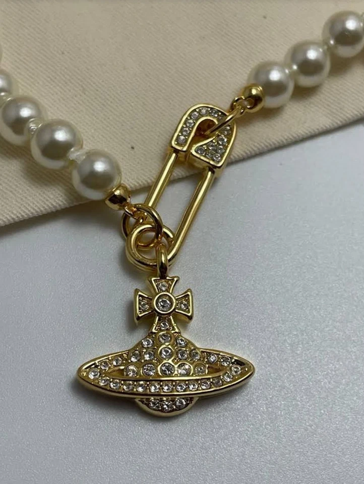 Vivienne Westwood Blanco Perla Seguridad Pin Clip Dije Oro Collar Gargantilla Cadena Foto 4 de 4
