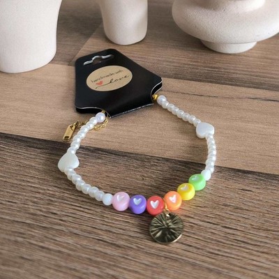 Boho-Perlenarmband mit weißen Perlen | bunten Herzperlen | Muschelperlen in Herz
