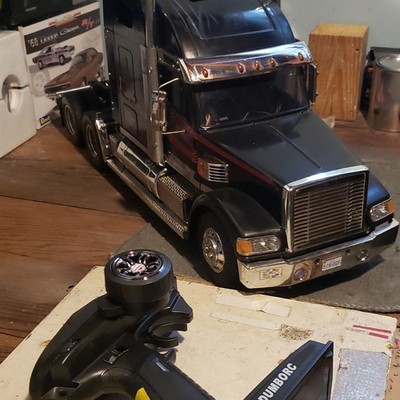 1:14 Electric RC Semi Truck Tractor 6WD Brushed RTR Black/Red On-Road