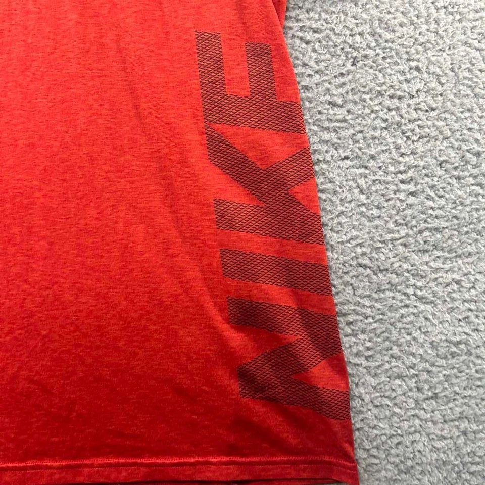 NIKE Camisa Para Hombres Grande Logotipo Spellout Big Swoosh Roja Dri-Fit Camiseta de Entrenamiento Foto 2 de 4