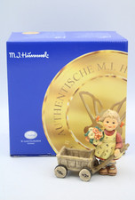 Goebel Hummel Porzellan Figur Hum 2013 So, da bin ich H 10,5 cm in OVP neuwertig