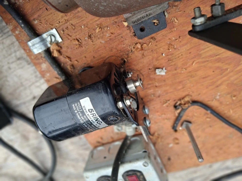 MÁQUINA DE COSER INDUSTRIAL UNION SPECIAL 39500 A 3 HILOS PEDAL MOTOR 5 ANILLOS Foto 2 de 4