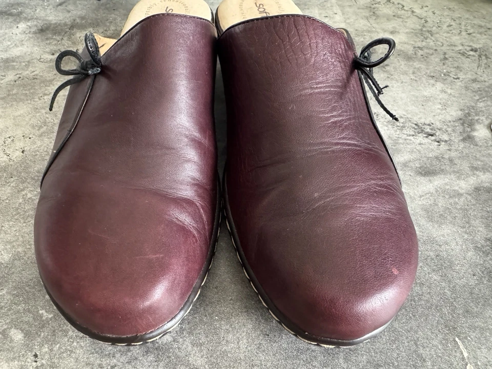 Zueco de cuero para mujer Softspots 8,5 W borgoña sin cordones cómodo acolchado Foto 2 de 4