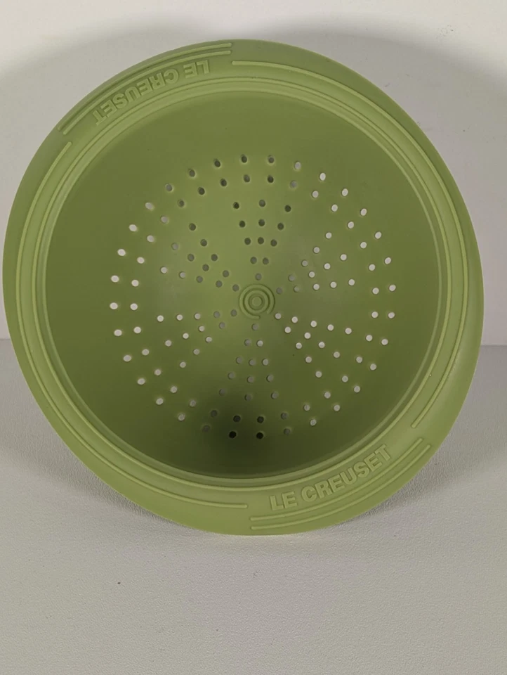 Cuenco de bayas de silicona Le Creuset, 1 cuarto de galón, palma Foto 2 de 3