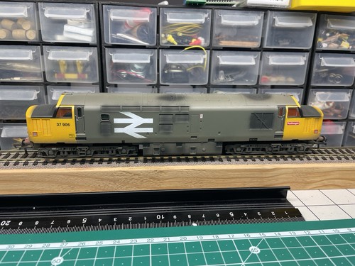 Locomotora Hornby clase 37 Railfreight 37906 gris/amarillo OO patinada/desgastada  | Condition: Occasion