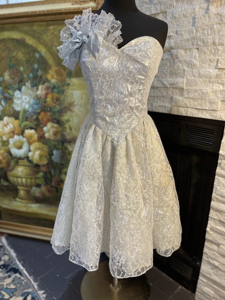 Vestido bailarina vintage de tul blanco y plateado Loralie fiesta de graduación años 80 Foto 2 de 4