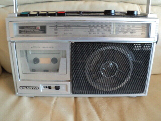 Vintage AC/DC Sanyo M-Z52L 4 Band Radio Cassette Recorder Vintage AC/DC Sanyo M-Z52L 4 Band Radio Cassette Recorder