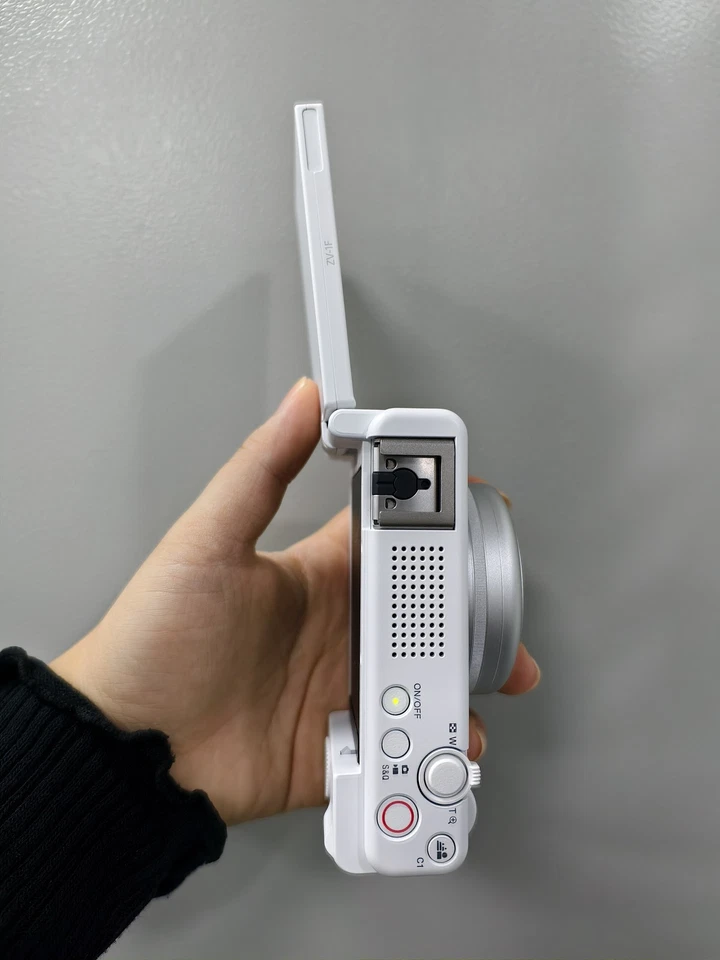 Компактная камера для видеоблогинга Sony ZV-1F 20 мм объектив 4K UHD Wi-Fi 20,1 Мп - Изображение 4 из 4