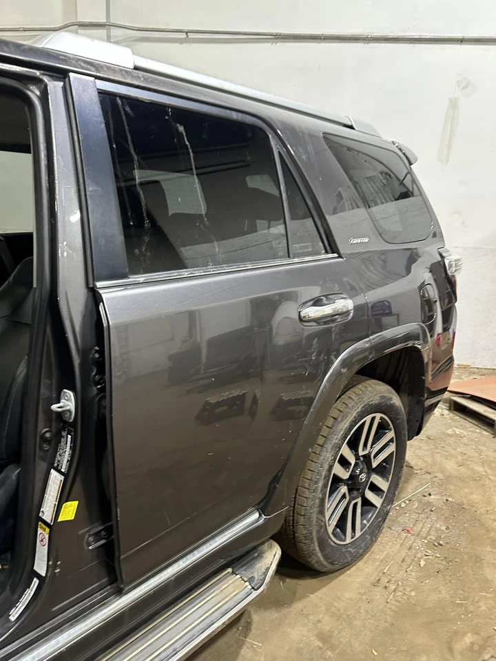 Used Rear Left Door Assembly Rear Side fits: 2014 Toyota 4 runner electric windo - Imagem 4 de 4
