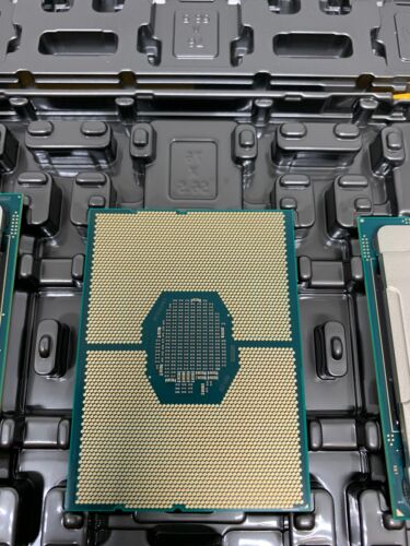 Intel Xeon Platinum 8176M SR37U 28C 2.1GHz 2.8/3.8GHz 38.5MB 165W LGA3647 - Picture 2 of 3