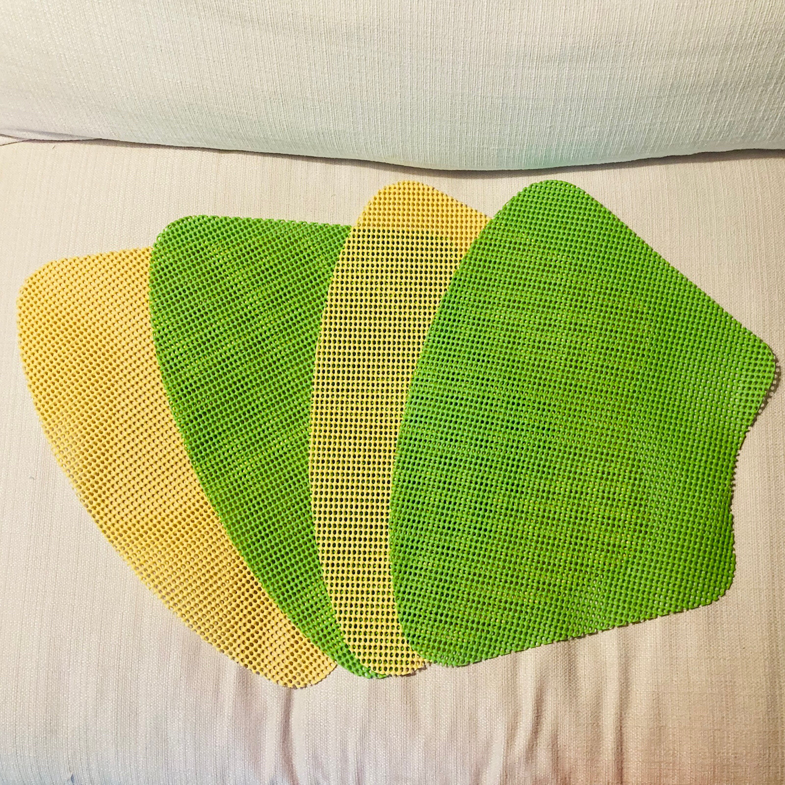 VTG Non Slip Placemats Waffle Weave Vinyl Green Yellow Trapezoid Round