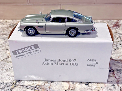 RARE* Danbury Mint Aston Martin DB5 James Bond 007 Collectible