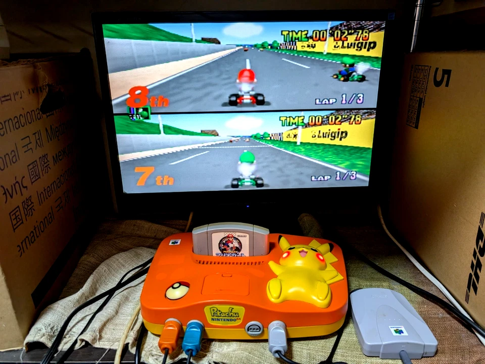 Consola Nintendo 64 Pokemon Pikachu Región Libre 2 Controladores N64 Japón Foto 3 de 4