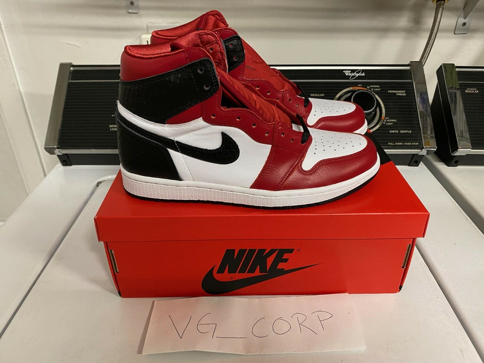 爆売り Nike Air Nike スニーカー レッド Chicago Snake Satin High Retro 1 Jordan スニーカー Www Solidarite Numerique Fr