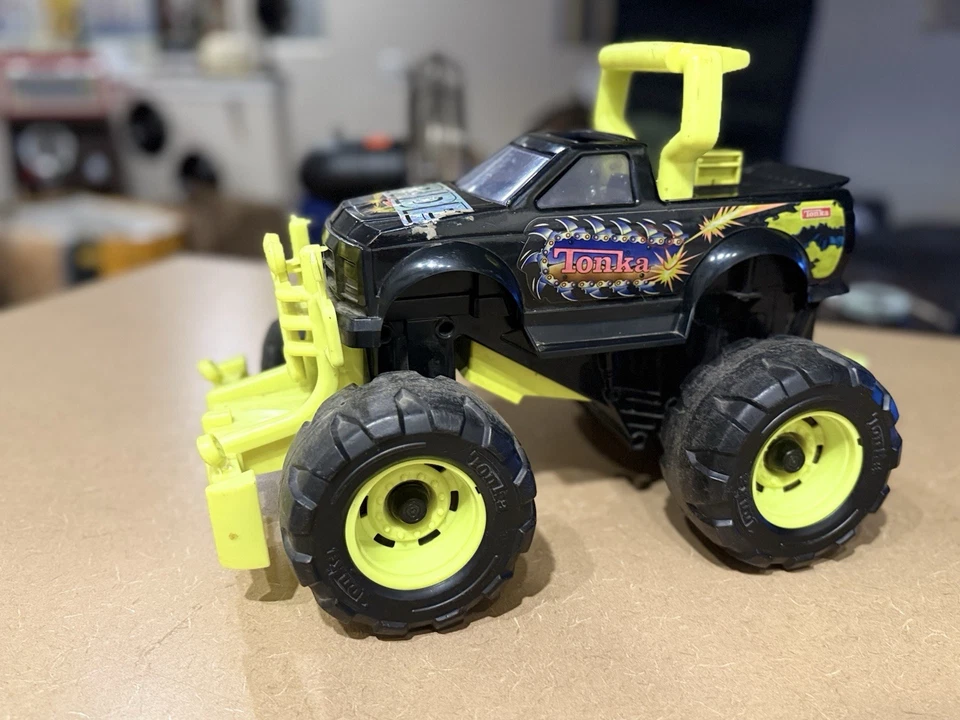 1993 TONKA CHAINSAW Steel Monster Truck Pull Cord Neon VTG Rare TESTED - WORKS - Image 4 of 4