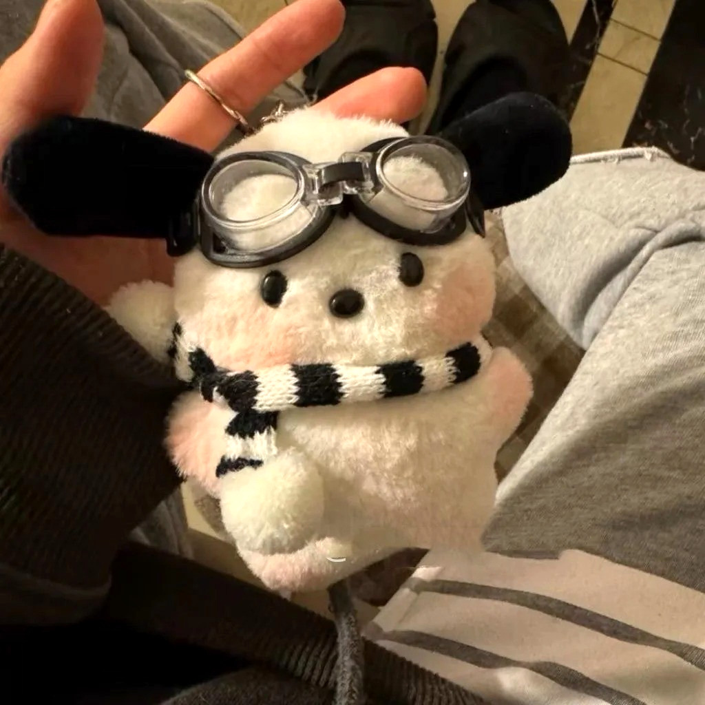 Llavero de Peluche Piloto Pochacco - Lindo Bolso Kawaii Cachorro Dije Colgante Muñeca Regalo