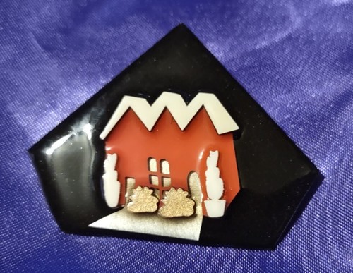 Vintage rotes Haus Pin von Lucinda schwarz Pentagon weißgold Brosche Sträucher