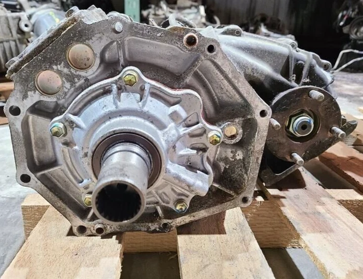 2000-2004 Toyota Tundra Transfer Case 8 Cylinder AT Used - Image 2 of 3