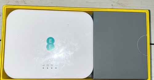 UNLOCKED EE 5G Mobile Router QTAD52E Spares Or Repair - Afbeelding 2 van 5