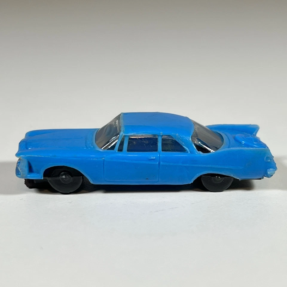 Coche de aleta de plástico azul Hong Kong vintage años 60 2,5 pulgadas Dimestore sedán de juguete Foto 2 de 4