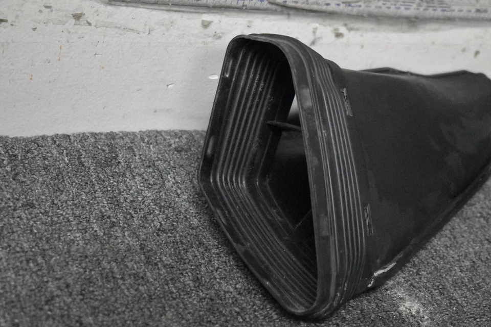 Audi A6 Quattro Premium Plus 2012-2018 conducto de admisión de aire OEM de fábrica Foto 3 de 4