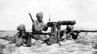 Soldiers of an Indian Maxim section preparing their guns OLD PHOTO