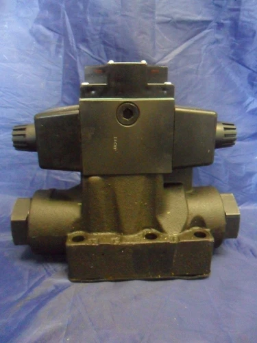 New Parker D63W11D4NYC5 -36 110/120 Volts 3000 PSI Hydraulic Valve NIFP