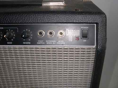 FENDER CHAMPION 110 2-CHANNEL 25-WATT 1X10" SOLID STATE GUITAR COMBO GUITAR AMP - Picture 4 of 5