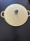 LE CREUSET Ancienne cocotte en fonte ronde jaune avec couvercle modèle E