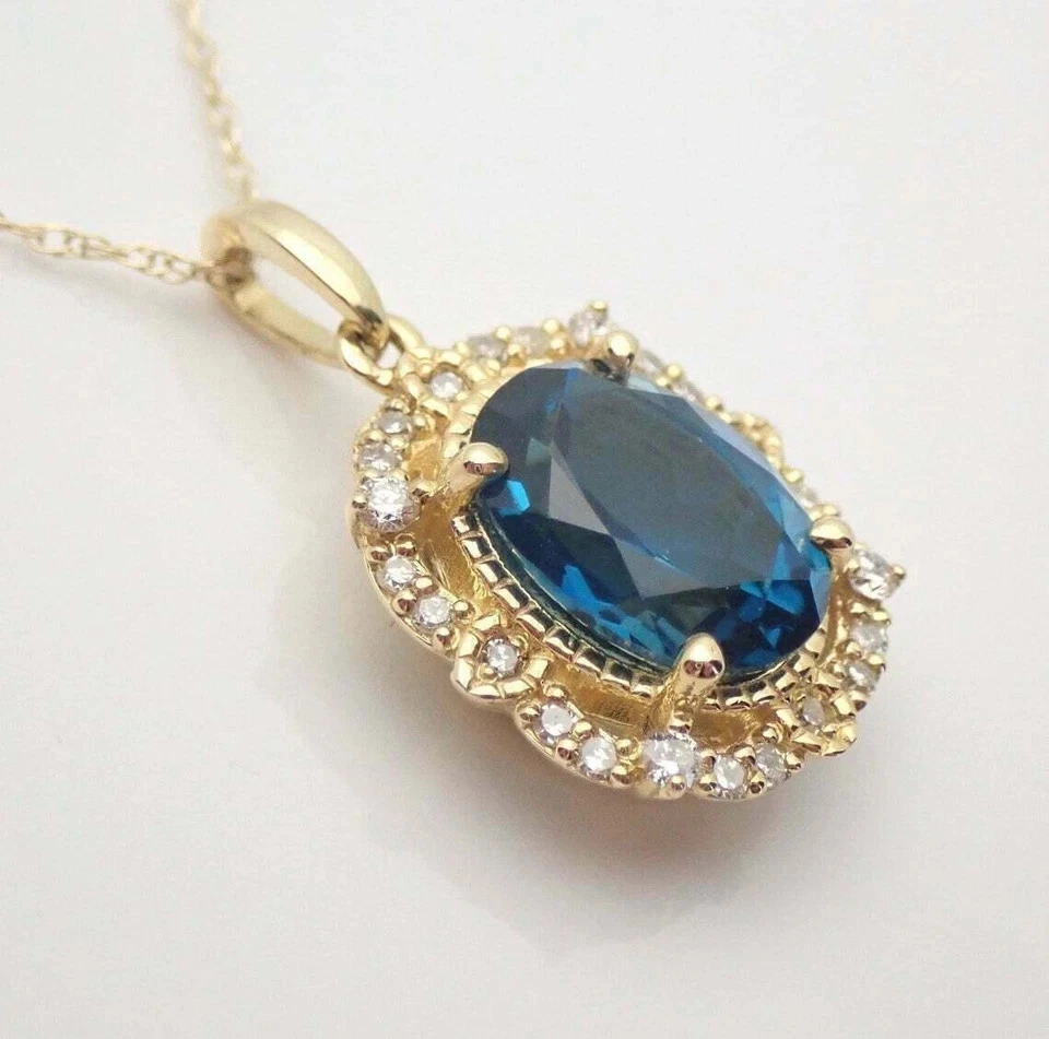 Colgante de halo de topacio azul Londres corte ovalado de 2,26 quilates cadena gratis enchapado en oro amarillo de 14 quilates Foto 3 de 4
