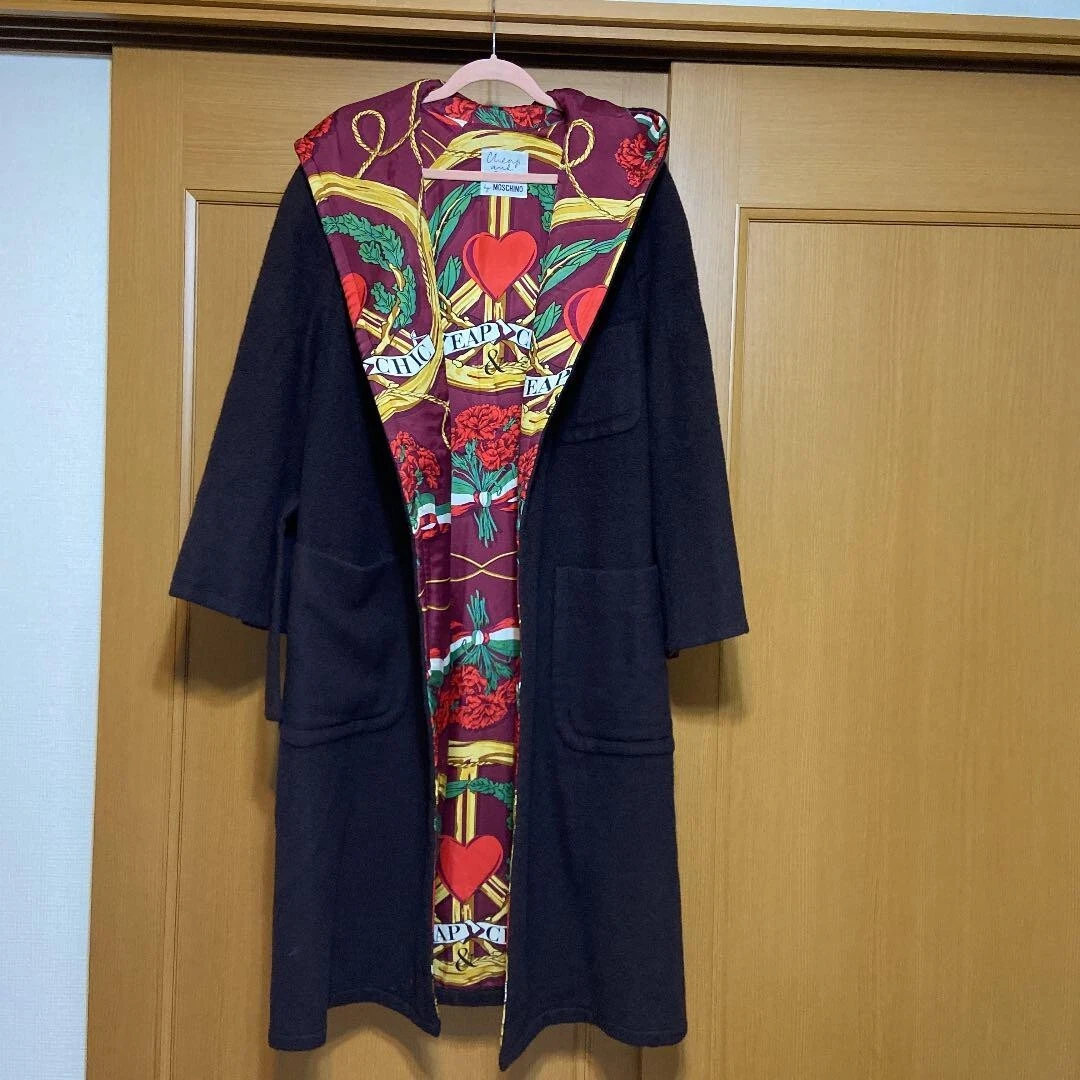 Cappotto lungo Moschino economico e chic fodera sciarpa stampa all over abito cappotto