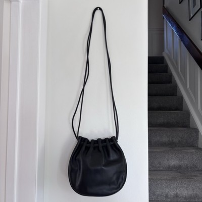 COS Leder Umhängetasche schwarz gerafft Beutel klein minimal neu