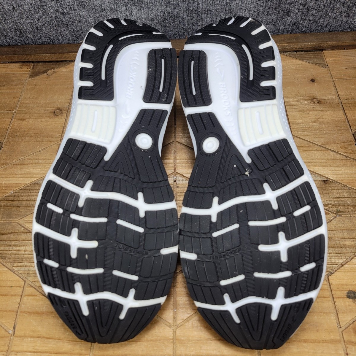 BROOKS GHOST 16 Mens Sz 12D Black Gray White Athletic 