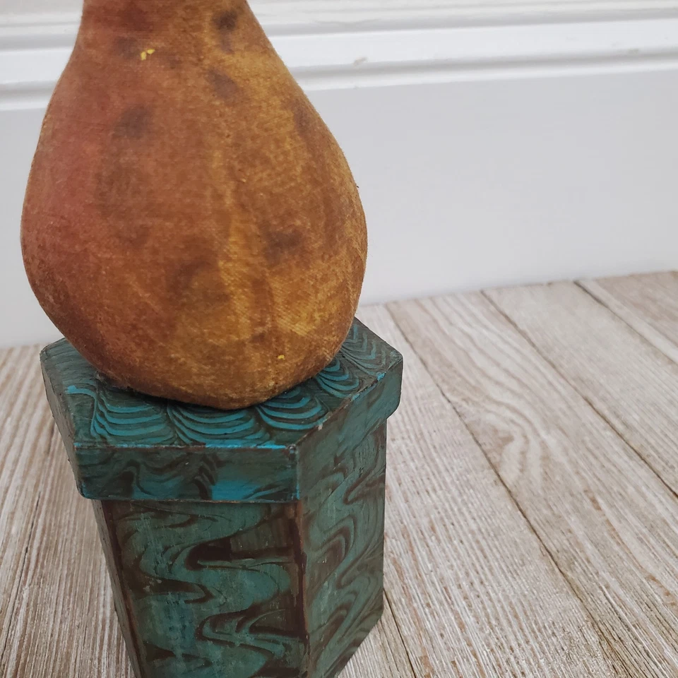 Caja de pera de tela primitiva hecha a mano caja de papel maché Foto 2 de 4