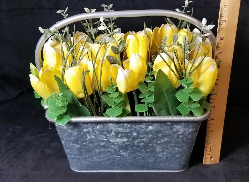 Arreglo Floral Narcisos Tulipanes Amarillos Artificiales en Metal Lata Spring  Foto 4 de 4